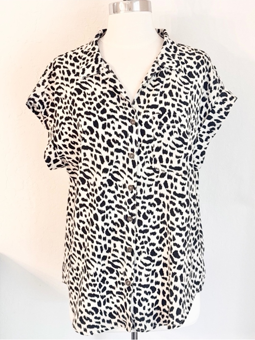 Umgee Short Sleeve Button Down Pocket Front Brushstroke Print Top Ivory Black, M